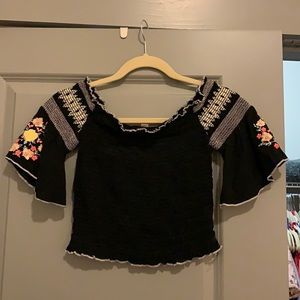 OFF-THE-SHOULDER CROPPED TOP